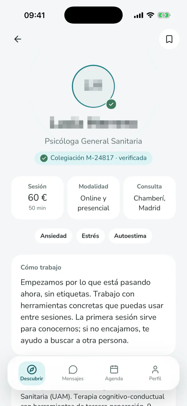 Pantalla de la app: perfil de una psicóloga con su número de colegiación verificado, precio, modalidad y forma de trabajar.